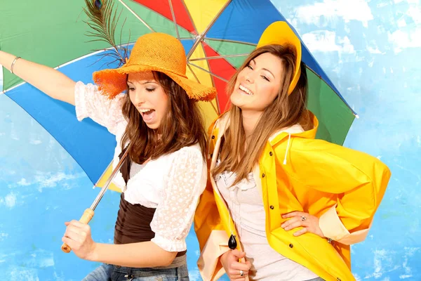 Två Tjejer Hattar Med Paraply — Stockfoto