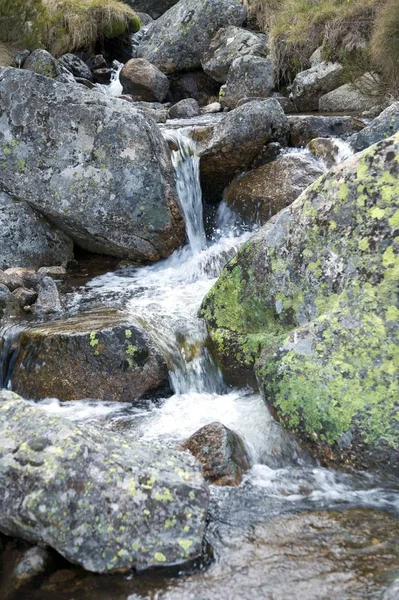 Bella Cascata Sullo Sfondo Della Natura — Foto Stock