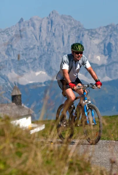 Jeune Homme Vêtements Sport Vélo Dans Montagne — Photo