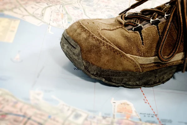 Eski Ayakkabılar Yalnız Seyahat Eden Dünya — Stok fotoğraf
