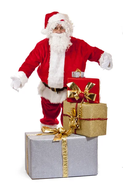 サンタクロースはクリスマスのギフトボックスの後ろに立っているそれを提示ウィット — ストック写真