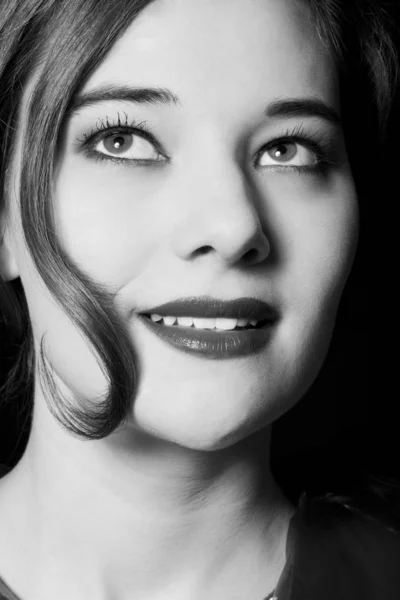 Černobílý Portrét Krásné Mladé Ženy — Stock fotografie