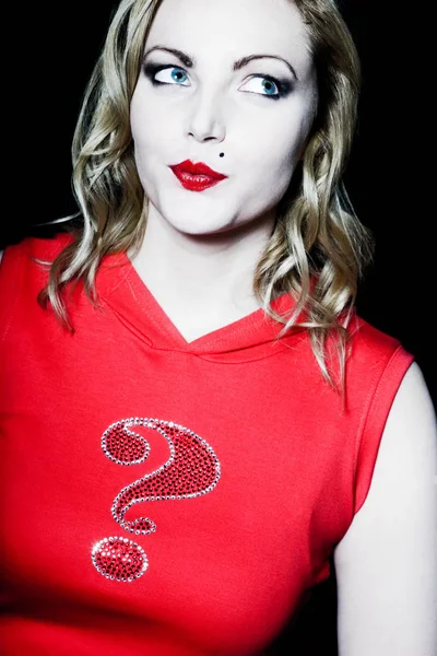 Retrato Uma Mulher Bonita Com Lábios Vermelhos — Fotografia de Stock