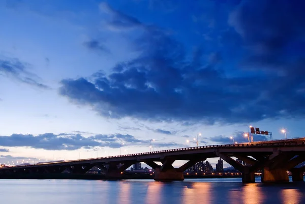 Ponte Cidade Sobre Rio — Fotografia de Stock