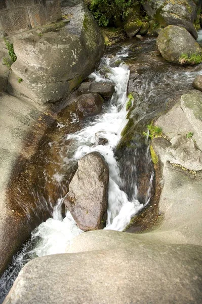 Água Caindo Entre Rochas — Fotografia de Stock