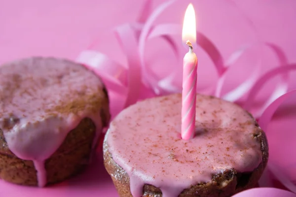 Rózsaszín Muffin Gyertyával — Stock Fotó