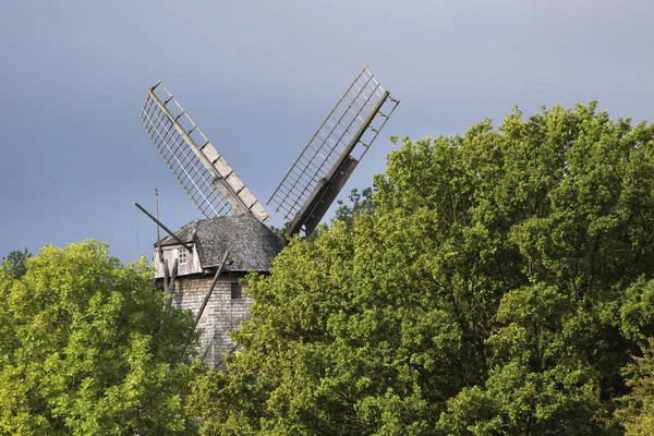 Naturskön Utsikt Över Landskapet Med Väderkvarnsbyggnad — Stockfoto