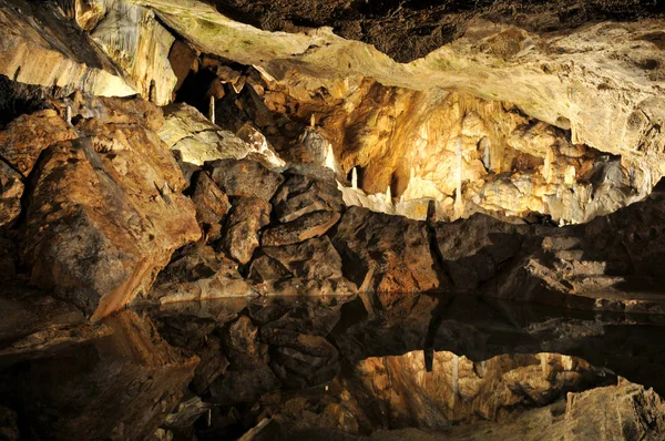 Stalaktyty Stalagmity Jaskinie Wapienia — Zdjęcie stockowe