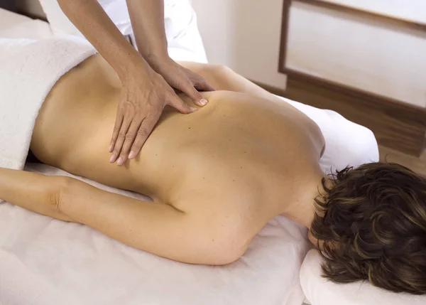 Jonge Vrouw Ontvangen Massage Behandeling Spa — Stockfoto