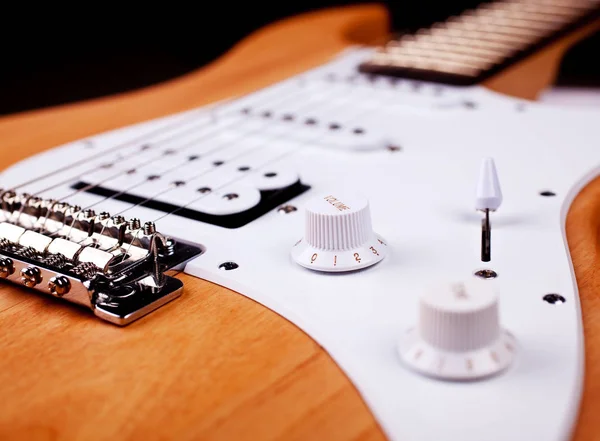 Guitarra Eléctrica Sobre Mesa Madera —  Fotos de Stock