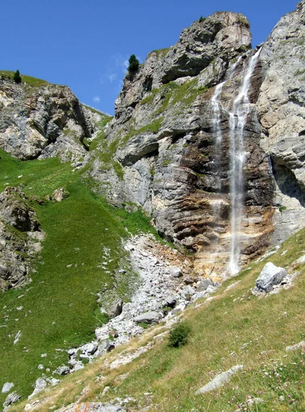 Hermosa Cascada Sobre Fondo Naturaleza — Foto de Stock