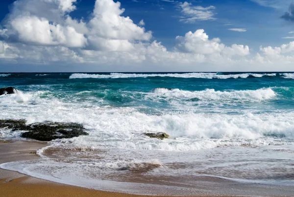 Красивий Пляж Великими Хвилями — стокове фото