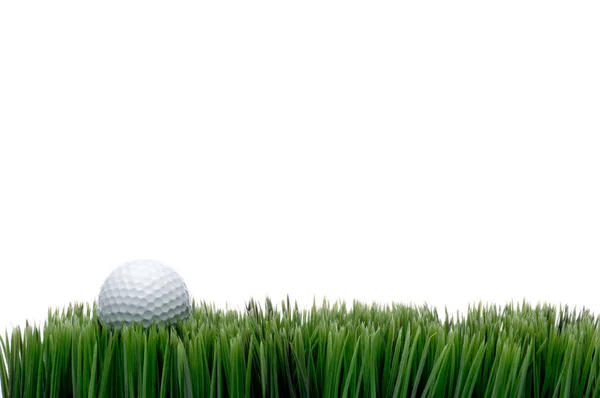 白い背景に緑の芝生の上に白いゴルフボールの水平画像 — ストック写真