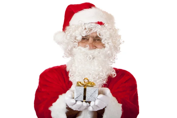 Alter Glücklicher Weihnachtsmann Hält Weihnachtsgeschenk Den Händen — Stockfoto