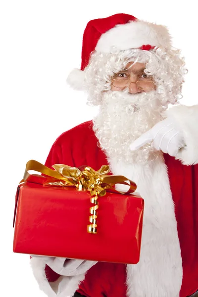 Alter Weihnachtsmann Hält Weihnachtsgeschenk Der Hand Und Zeigt Mit Dem — Stockfoto