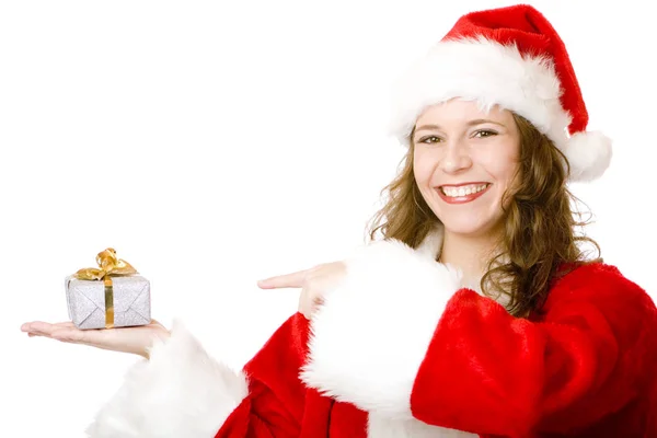 若いです幸せなサンタクロースの女性指しているクリスマスギフトボックス — ストック写真