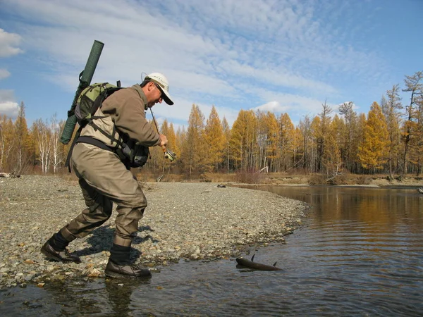 Giovane Camuffamento Con Pistola Nel Fiume — Foto Stock