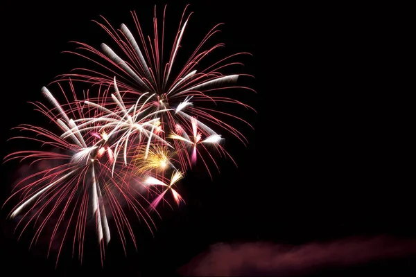 Πυροτεχνήματα Των Διακοπών Έκρηξη Στο Νυχτερινό Ουρανό Γιορτή — Φωτογραφία Αρχείου