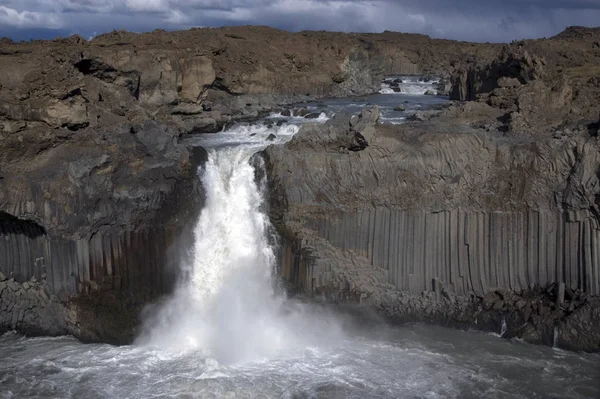 Belle Cascade Sur Fond Nature — Photo