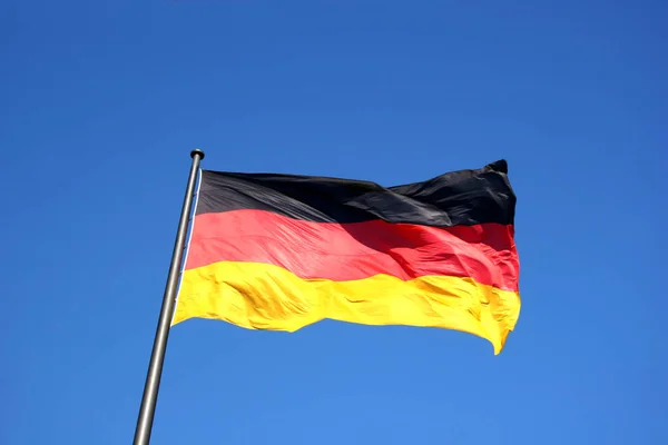 Duitse Vlag Vóór Reichstag — Stockfoto