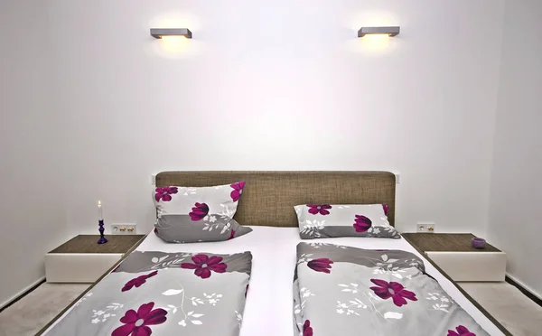 Yatak Odasının Içinde Pembe Çiçekler Vazo Var — Stok fotoğraf