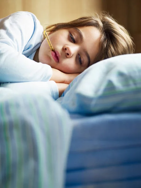 Gadis Yang Sedang Tidur Salin Ruang — Stok Foto