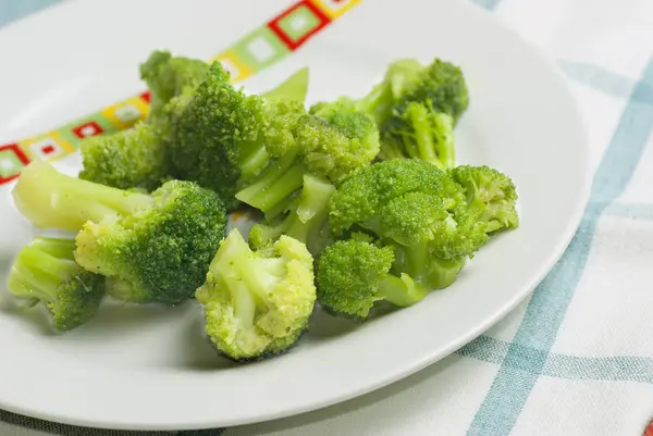 Brokoli Hijau Piring Putih — Stok Foto