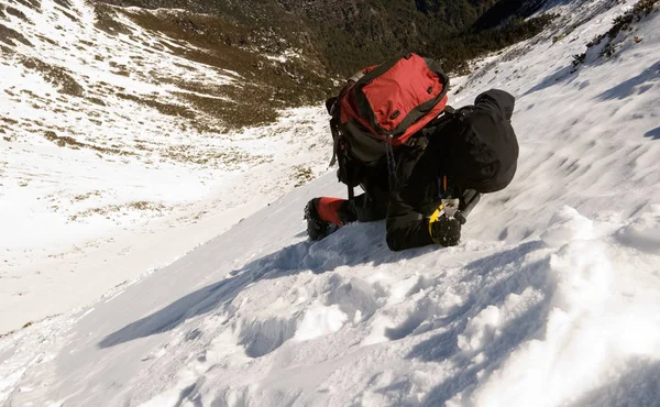 Wanderer Mit Rucksack Auf Schnee Unterwegs — Stockfoto