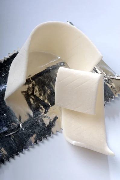 Weiße Eiswürfel Mit Einem Stück Papier — Stockfoto