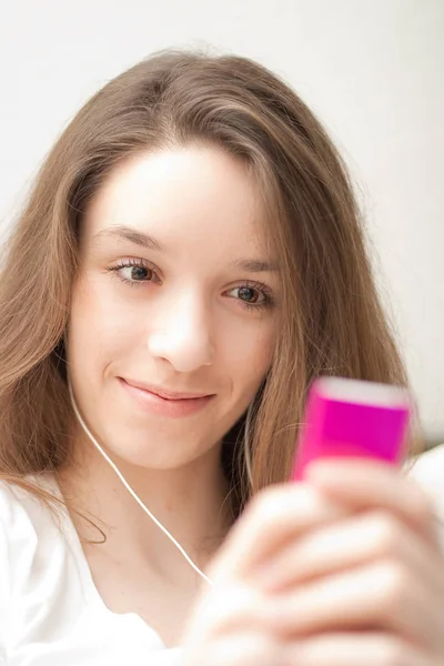 Jonge Vrouw Met Mobiele Telefoon — Stockfoto