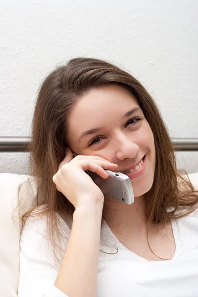 Ung Kvinna Pratar Telefon — Stockfoto