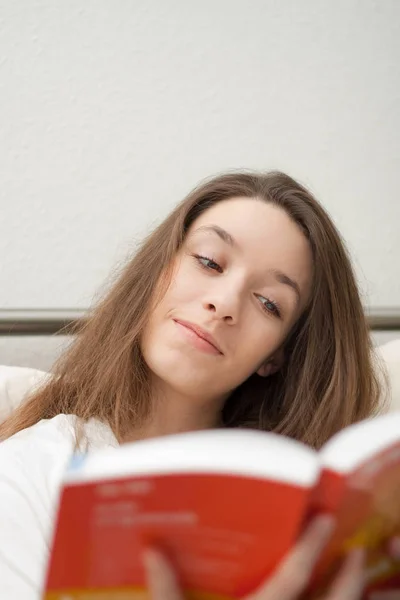 Jonge Vrouw Lezen Boek Bed — Stockfoto