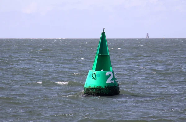 北の海にある緑の信号トン — ストック写真