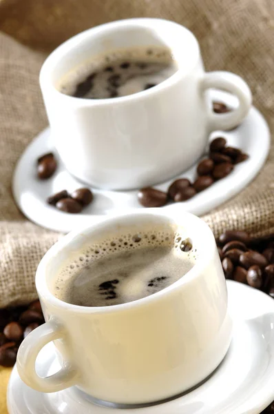 Egy Csésze Kávé Bab Asztalon — Stock Fotó