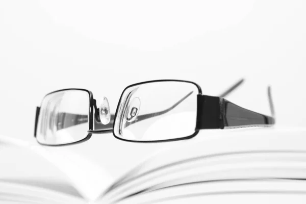 Szemüveg Nyitott Könyv — Stock Fotó