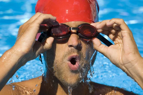 Mladý Muž Plaveckých Brýlích Potápěčské Masce — Stock fotografie