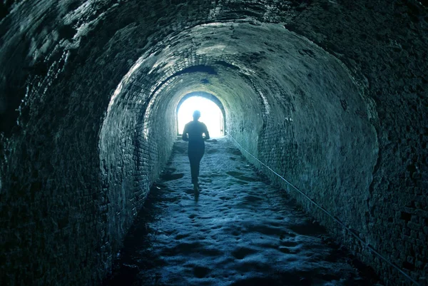 Man Die Door Tunnel Loopt Met Een Groot Raam — Stockfoto