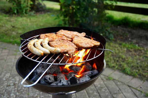 庭で焼き肉とブラットウルトで焼く — ストック写真