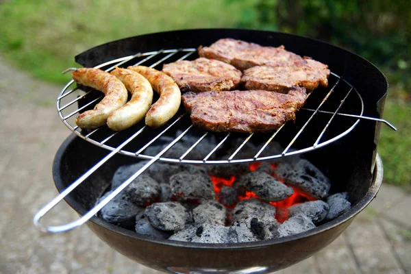 庭に焼き肉とソーセージがあるBbq — ストック写真