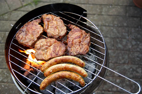 Parrilla Con Carne Parrilla Bratwurst Jardín — Foto de Stock