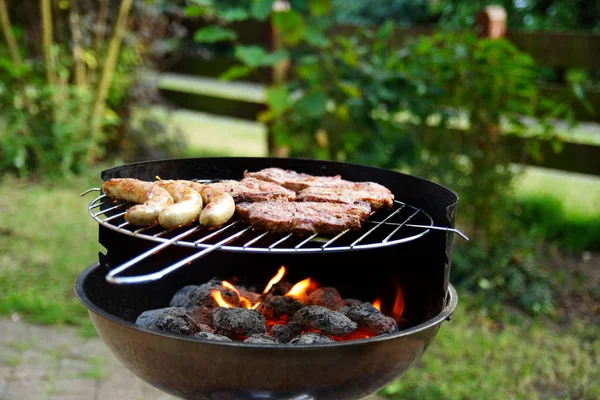 庭で焼き肉とブラットウルトで焼く — ストック写真