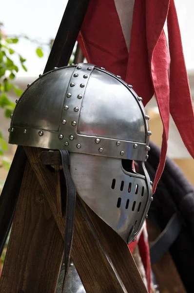 Mittelalterlicher Ritter Rüstung Und Helm — Stockfoto
