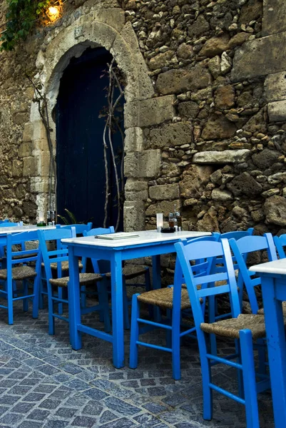 Griekse Straat Met Tafels Stoelen — Stockfoto