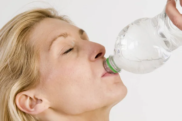 Jonge Vrouw Drinkwater Uit Een Fles — Stockfoto