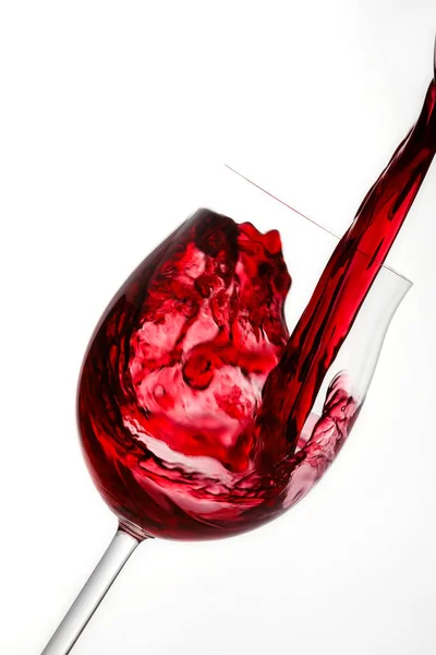 Kırmızı Şarap Bardağa Dökülüyor Beyaz Üzerine Izole Edilmiş — Stok fotoğraf