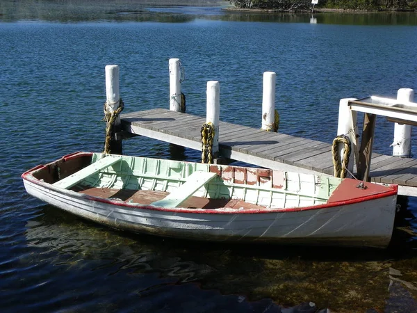 Швартованная Деревянная Лодка Деревянном Причале — стоковое фото