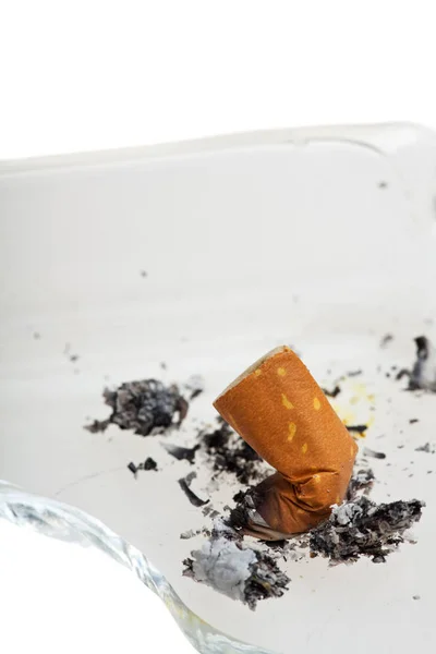 烟灰缸里的香烟 — 图库照片