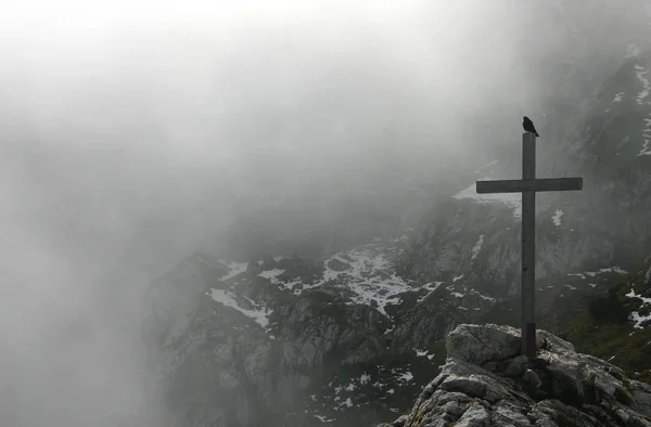 十字架を持つ山の眺め — ストック写真