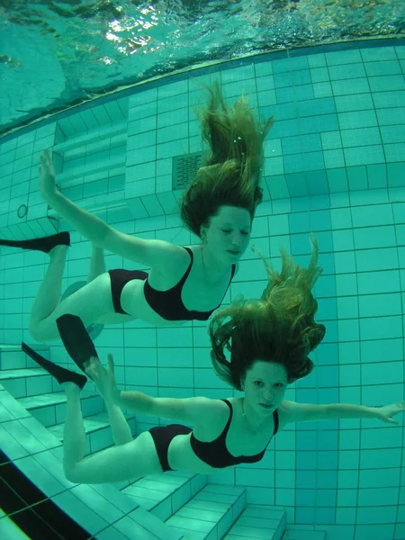 Mulheres Nadando Debaixo Água Piscina — Fotografia de Stock