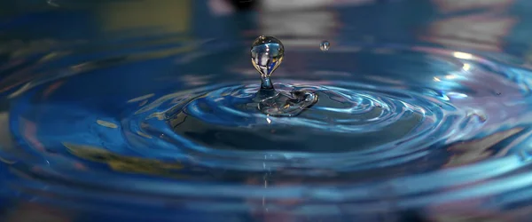 Капли Воды Желтом Фоне — стоковое фото